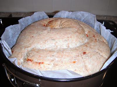 Spirale di pane integrale con pomodori secchi e semi di finocchio Spirale di pane integrale con pomodori secchi e semi di finocchio
