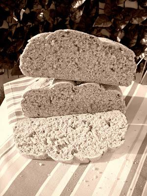 Spirale di pane integrale con pomodori secchi e semi di finocchio Spirale di pane integrale con pomodori secchi e semi di finocchio