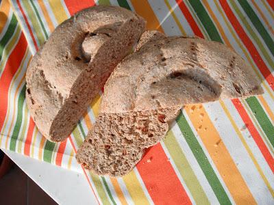 Spirale di pane integrale con pomodori secchi e semi di finocchio Spirale di pane integrale con pomodori secchi e semi di finocchio