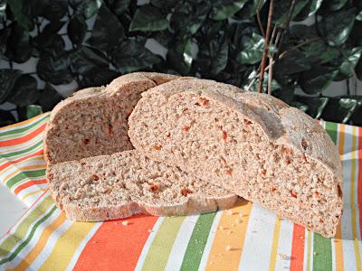Spirale di pane integrale con pomodori secchi e semi di finocchio Spirale di pane integrale con pomodori secchi e semi di finocchio
