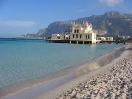 Palermo, Santo Stefano con nuotata a Mondello
