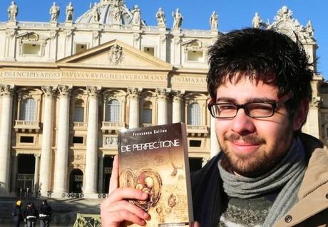 L'autore Francesco Gallina con il suo libro De Perfectione
