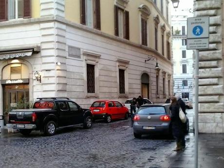 Una passeggiata durante Santo Stefano al centro di Roma. Praticamente un continuo slalom tra le lamiere in divieto di sosta