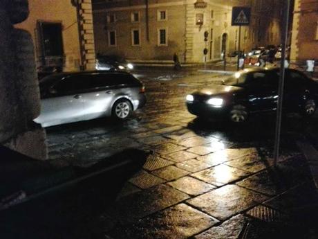 Una passeggiata durante Santo Stefano al centro di Roma. Praticamente un continuo slalom tra le lamiere in divieto di sosta