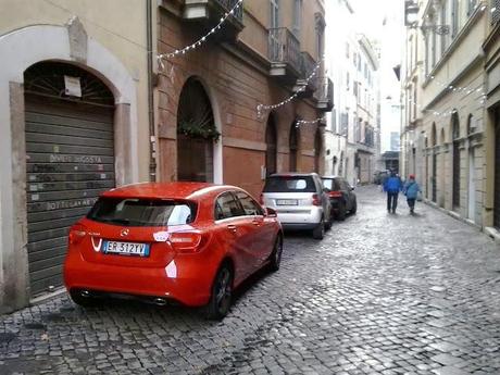 Una passeggiata durante Santo Stefano al centro di Roma. Praticamente un continuo slalom tra le lamiere in divieto di sosta