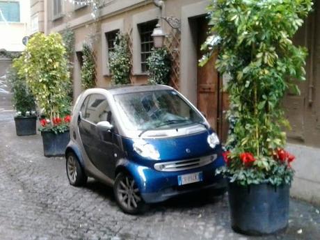 Una passeggiata durante Santo Stefano al centro di Roma. Praticamente un continuo slalom tra le lamiere in divieto di sosta