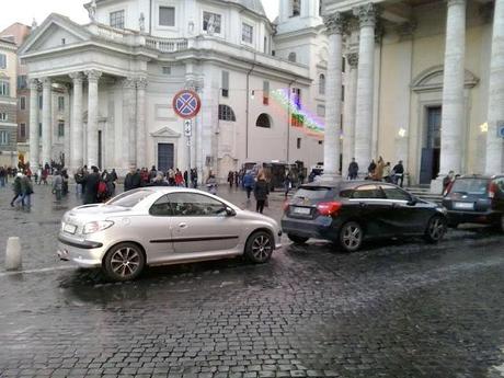 Una passeggiata durante Santo Stefano al centro di Roma. Praticamente un continuo slalom tra le lamiere in divieto di sosta