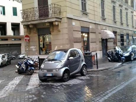 Una passeggiata durante Santo Stefano al centro di Roma. Praticamente un continuo slalom tra le lamiere in divieto di sosta