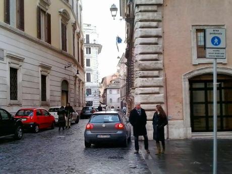 Una passeggiata durante Santo Stefano al centro di Roma. Praticamente un continuo slalom tra le lamiere in divieto di sosta