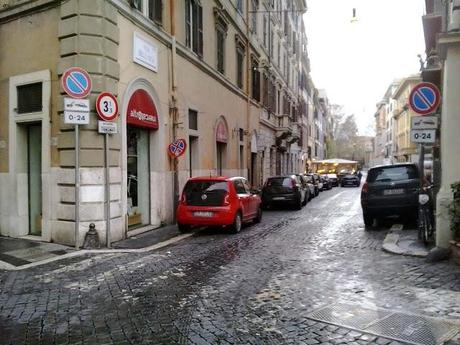 Una passeggiata durante Santo Stefano al centro di Roma. Praticamente un continuo slalom tra le lamiere in divieto di sosta