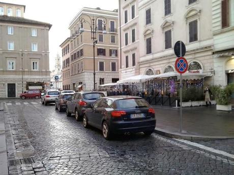 Una passeggiata durante Santo Stefano al centro di Roma. Praticamente un continuo slalom tra le lamiere in divieto di sosta