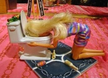 Barbie che vomita sulla tavolozza del water. Barbie hungover