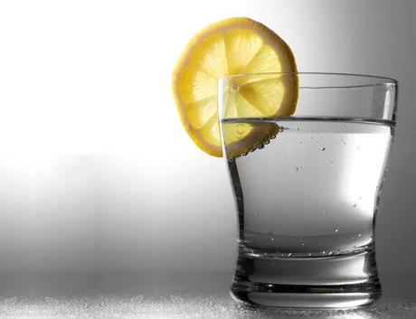 bicchiere-con-bevanda-di-acqua-e-limone