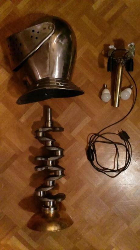 La lampada del Cavaliere metalmeccanico lampada-elmo2