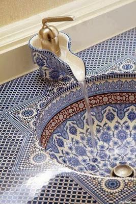 Arredamento bagno: Rubinetto lavabo in ceramica stile maiolica