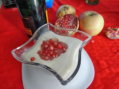 Panna cotta guarnita con gelatina di melagrana e uva