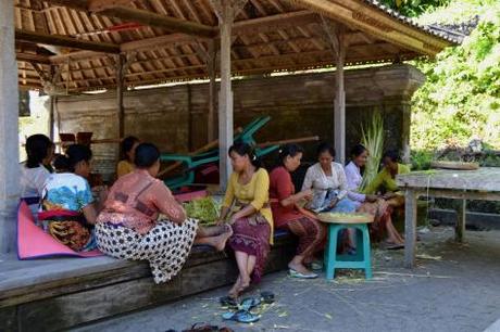 In Pictures: i volti di Bali making offer to Gods