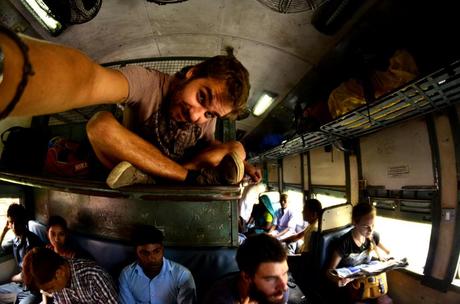 In India, sul treno, quando non c'è più posto, c'è posto.