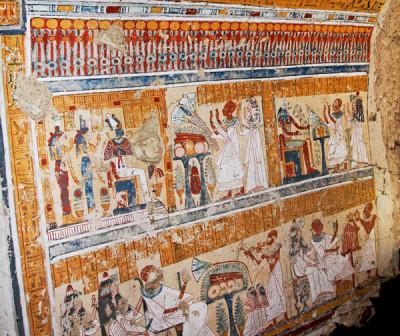 Khonso Im-Eb, a capo scoperto, e sua moglie (in alto al centro), sono rappresentati in scene rituali con Osiride (in alto a sinistra) e Anubi (in alto a destra).