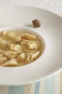 Ravioli con brodo di cappone: una ricetta tipica delle feste Ravioli con brodo di cappone: una ricetta tipica delle feste