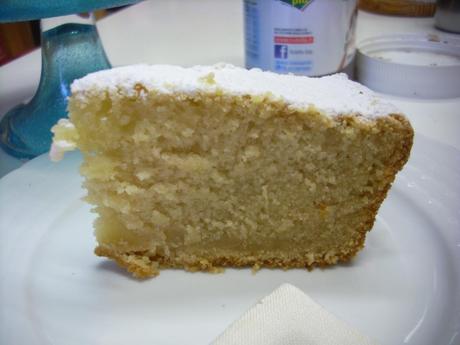 Una torta soffice al limone senza uova e burro per una colazione gustosa ma più leggera