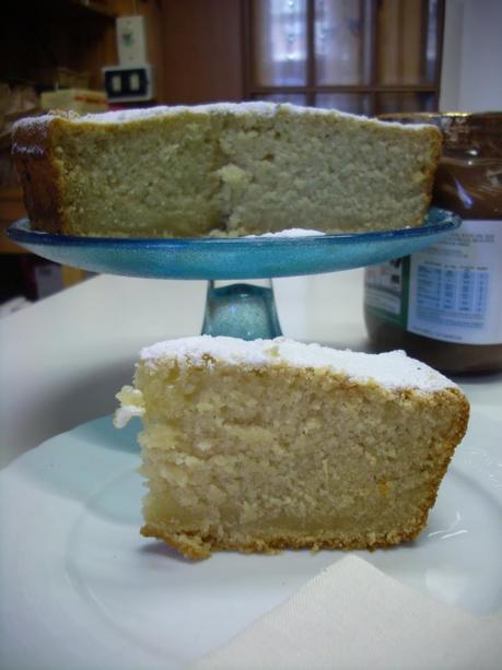 Una torta soffice al limone senza uova e burro per una colazione gustosa ma più leggera