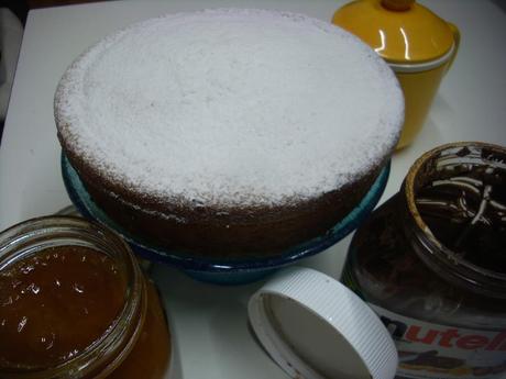 Una torta soffice al limone senza uova e burro per una colazione gustosa ma più leggera