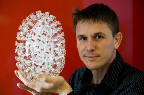 Luke Jerram, l'artista che realizza virus, batteri e protozoi in vetro soffiato