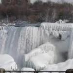 Le cascate del Niagara gelate. Freddo record nel nord America