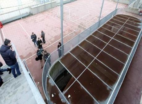 Cade nel pozzo luce della scuola. Muore studente a Lecce Lecce incidente scuola