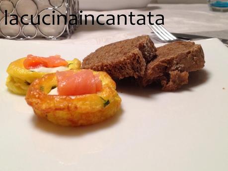 nidi di frittatina all'erba cipollina con salmone...come iniziare bene l'anno!