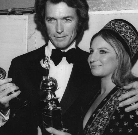 Dagli archivi del premio. Clint eastwood e Barbra Streisand con i Golden Globes vinti nel 1971. Photo Credit: HFPA