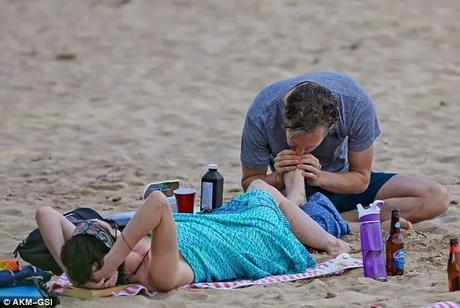 Anne Hathaway affoga alle Hawaii