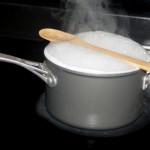 13.-wooden-spoon-prevents-water-from-boiling-over-awesome-food-hacks