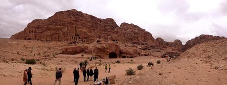 I colori di Petra ed un Panino con Falafel I colori di Petra ed un Panino con Falafel