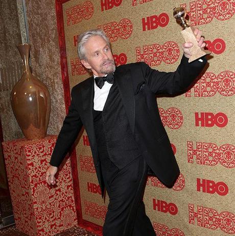 Michale Douglas all'Hbo-party giustamente trionfante per il Golden Globe vinto come migliore attore di un film tv per la sua strepitosa interpretazione di Liberace in 'Dietro i candelabri'