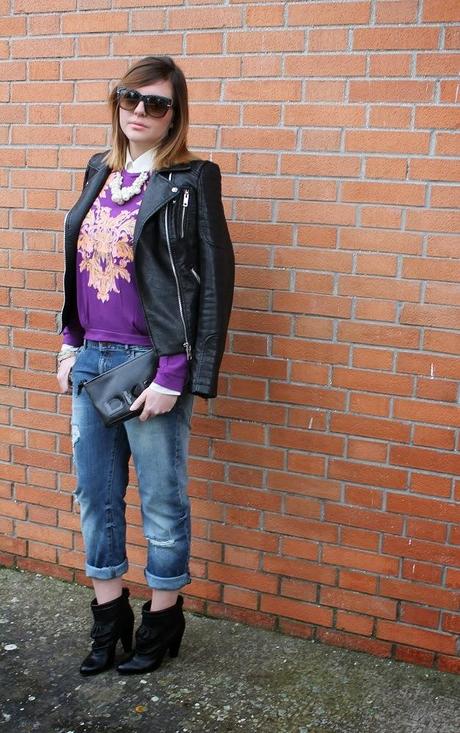Outfit: Felpa viola con stampa broccata, boyfriend jeans e tronchetti rock'n'roll