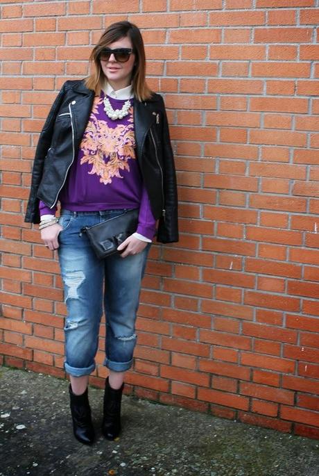 Outfit: Felpa viola con stampa broccata, boyfriend jeans e tronchetti rock'n'roll