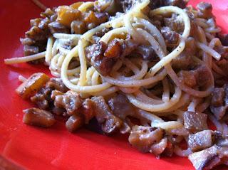 Spaghetti di farro con crema di anacardi al timo e melanzane saltate in padella