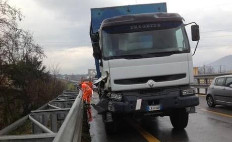Ancora un incidente sulla Statale 268, sbanda un camion Statale 268
