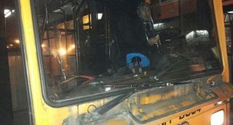 Corse notturne dei bus, col tergicristalli colpisce il pullman Bus