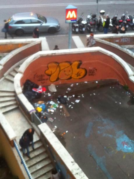 Una discarica sia sopra, sia di fianco, sia dentro la stazione Cavour della metropolitana