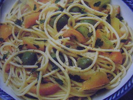 Spaghetti ai pomodori verdi olive e semi di finocchio