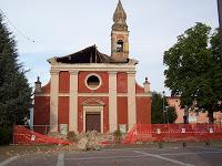 Foto che raffigura la chiesa di Camposanto (MO) col tetto distrutto e recintata dopo il terremoto in Emilia Romagna