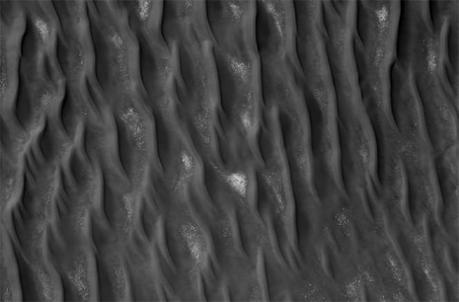 Dune lineari su Marte. Si notano con depositi di rocce più grandi e anche ghiacciati nelle depressioni delle dune. Crediti: NASA/JPL-CALTECH/UNIVERSITY OF ARIZONA