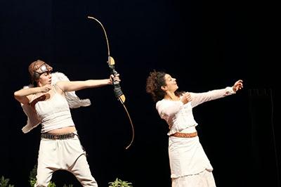 Ragazzi a teatro con la Bella e Bestia Ragazzi a teatro con la Bella e Bestia