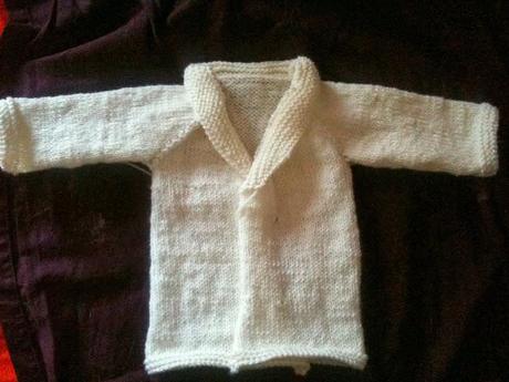 Cardigan per neonato a maglia, tutorial top down http://lecosedimysa.blogspot.com/2013/09/baby-cardigan-henrys-swater.html