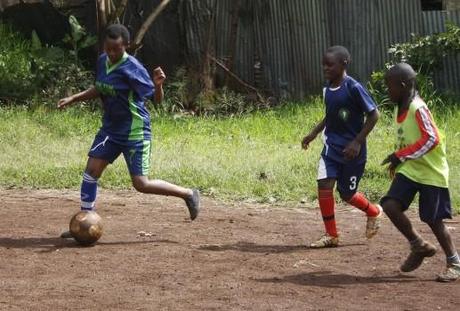 bambine giocano a calcio in kenya