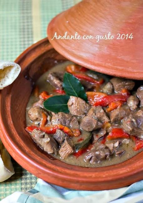 Tajine di Cinta Senese al sidro con peperoni e pita per l'MTC