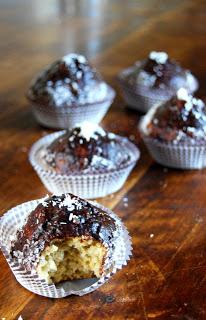 Morbidi muffin al cocco con cioccolato
